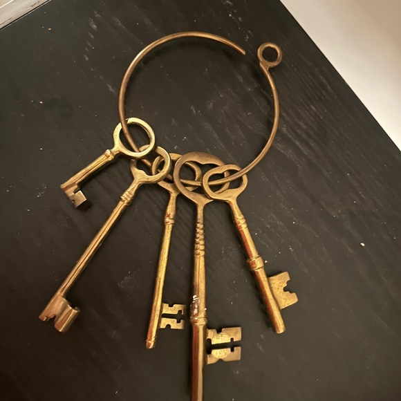 Vintage Gold Key Ring Set 🌹🌹🌹 - Picture 2 of 2